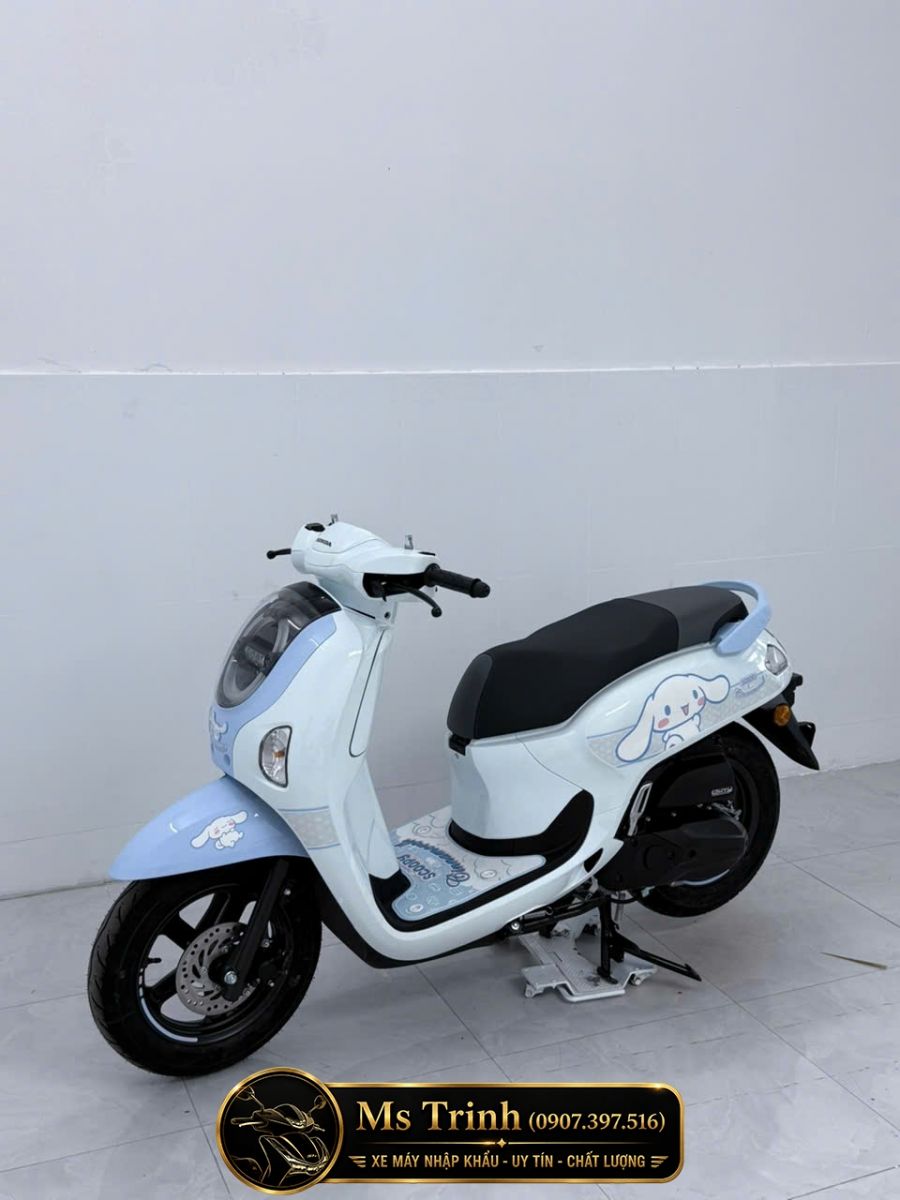 Honda Scoopy Cinnamoroll 2026 Dak Lak góc trước nghiêng trẻ trung và khác biệt.