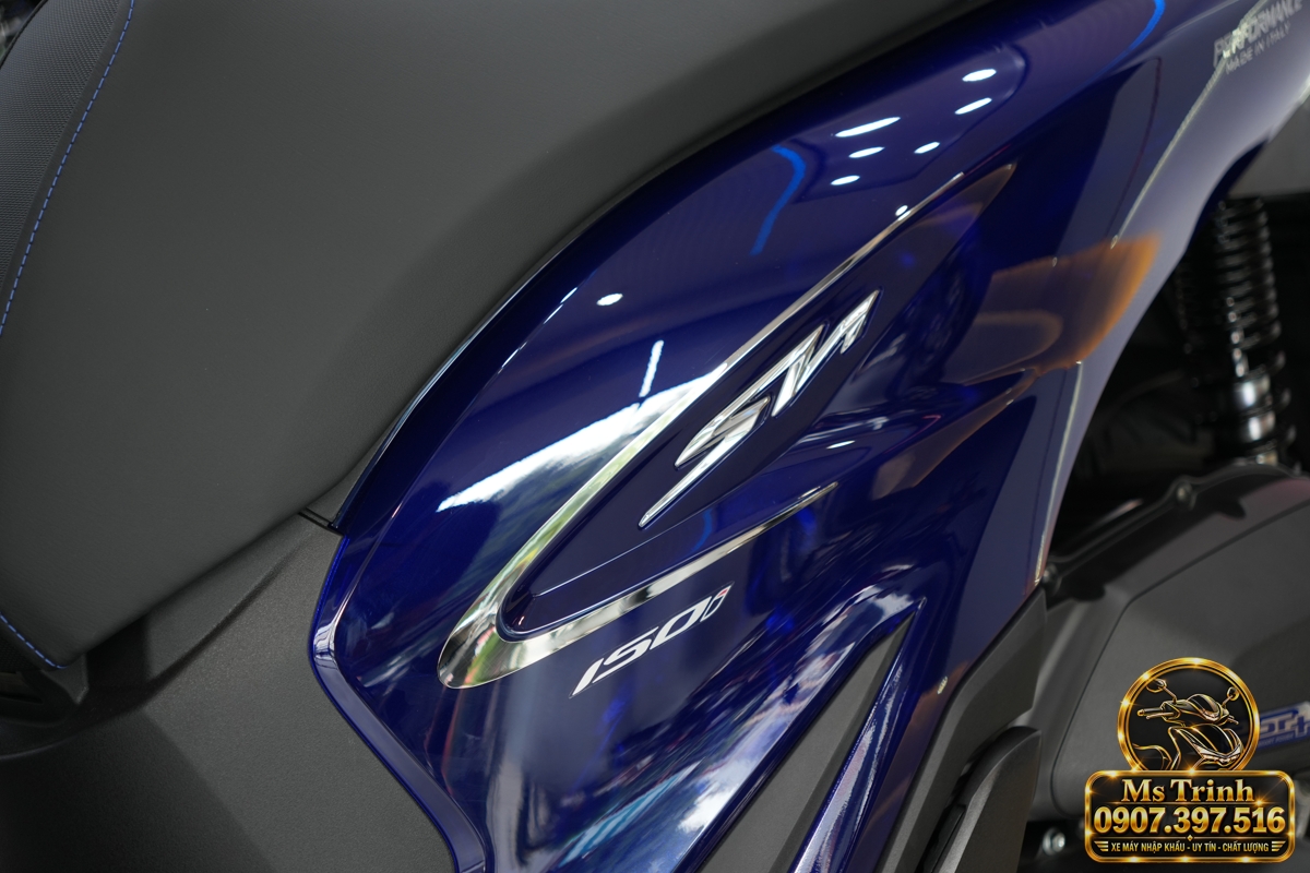 Honda SH150i Vetro Blue Sapphire 2027 ảnh thực tế số 4328 Hình ảnh Honda SH150i Vetro Blue Sapphire 2027 với dàn áo xanh trong bộ ảnh showroom