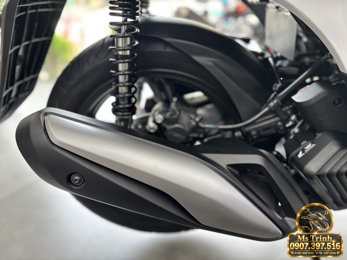 Cụm truyền động và giảm xóc sau Honda SH150i trắng nhập Ý Chi tiết khu vực bánh sau, truyền động CVT và giảm xóc trên Honda SH150i trắng nhập khẩu Ý