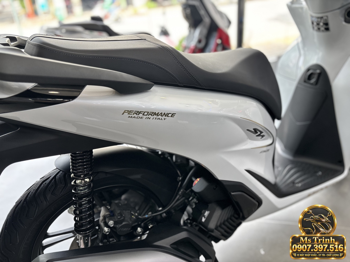Giảm xóc sau và tem Performance trên SH150 Ý 2027 màu trắng Thân sau Honda SH150 Ý màu trắng 2027 với tem Performance, tay dắt đen và giảm xóc lò xo