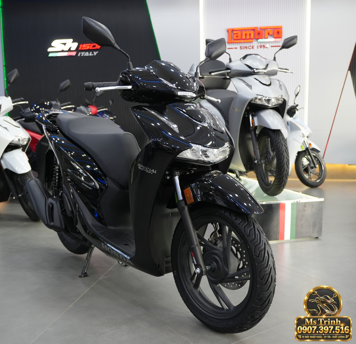 Tổng thể Honda SH150i Ý đen bóng model 2027 với dàn áo phản chiếu ánh sáng showroom. Tổng thể Honda SH150i Ý đen bóng model 2027 với dàn áo phản chiếu ánh sáng showroom.