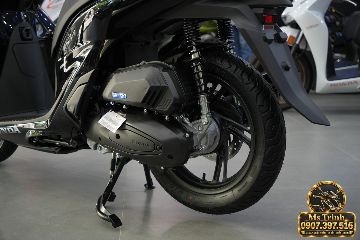 Khu vực động cơ Honda SH150i, với nền tảng eSP+ và hệ thống làm mát bằng dung dịch. Khu vực động cơ Honda SH150i, với nền tảng eSP+ và hệ thống làm mát bằng dung dịch.